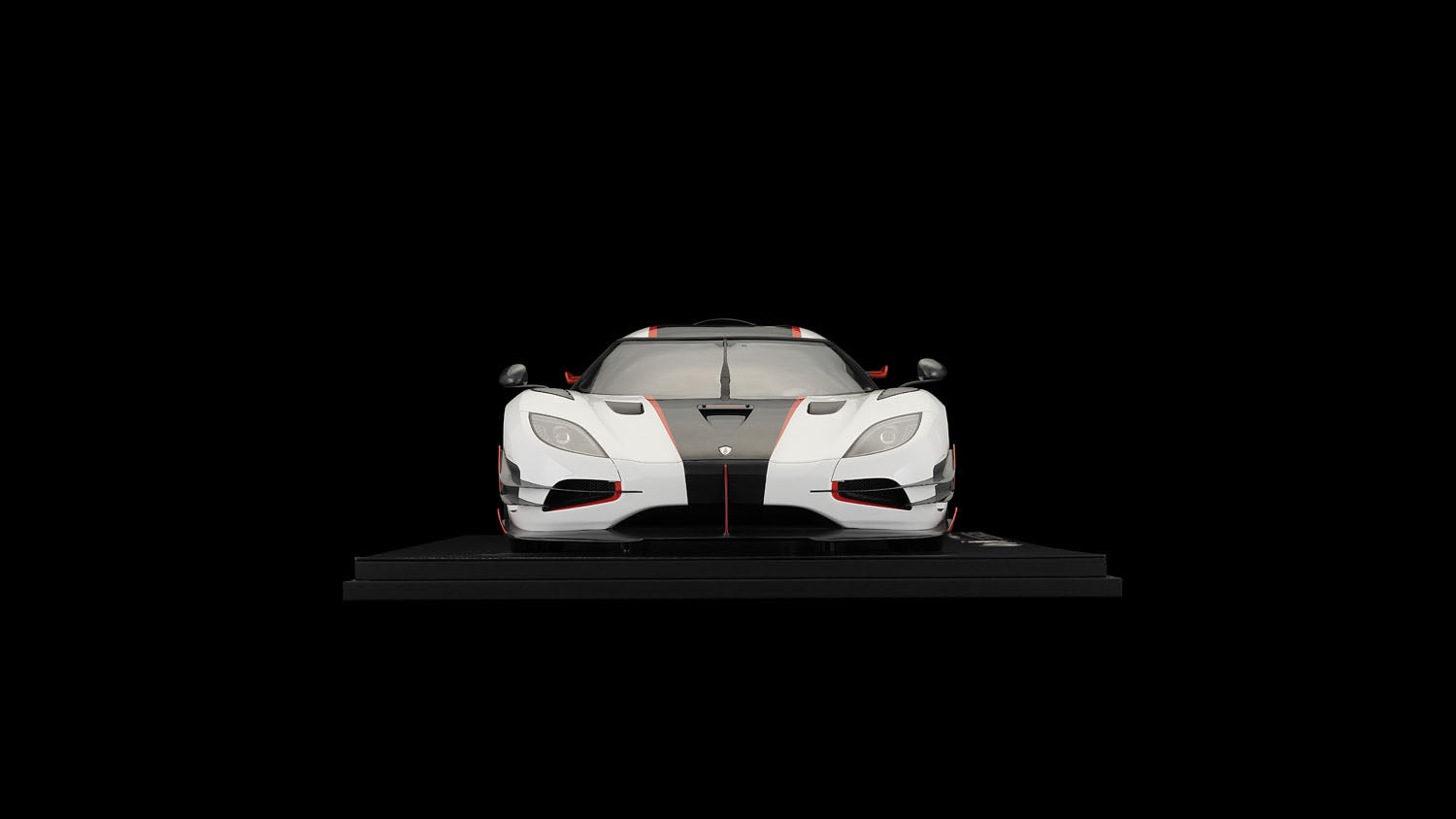 The Koenigsegg One:1 1:8 Scale Model (White)